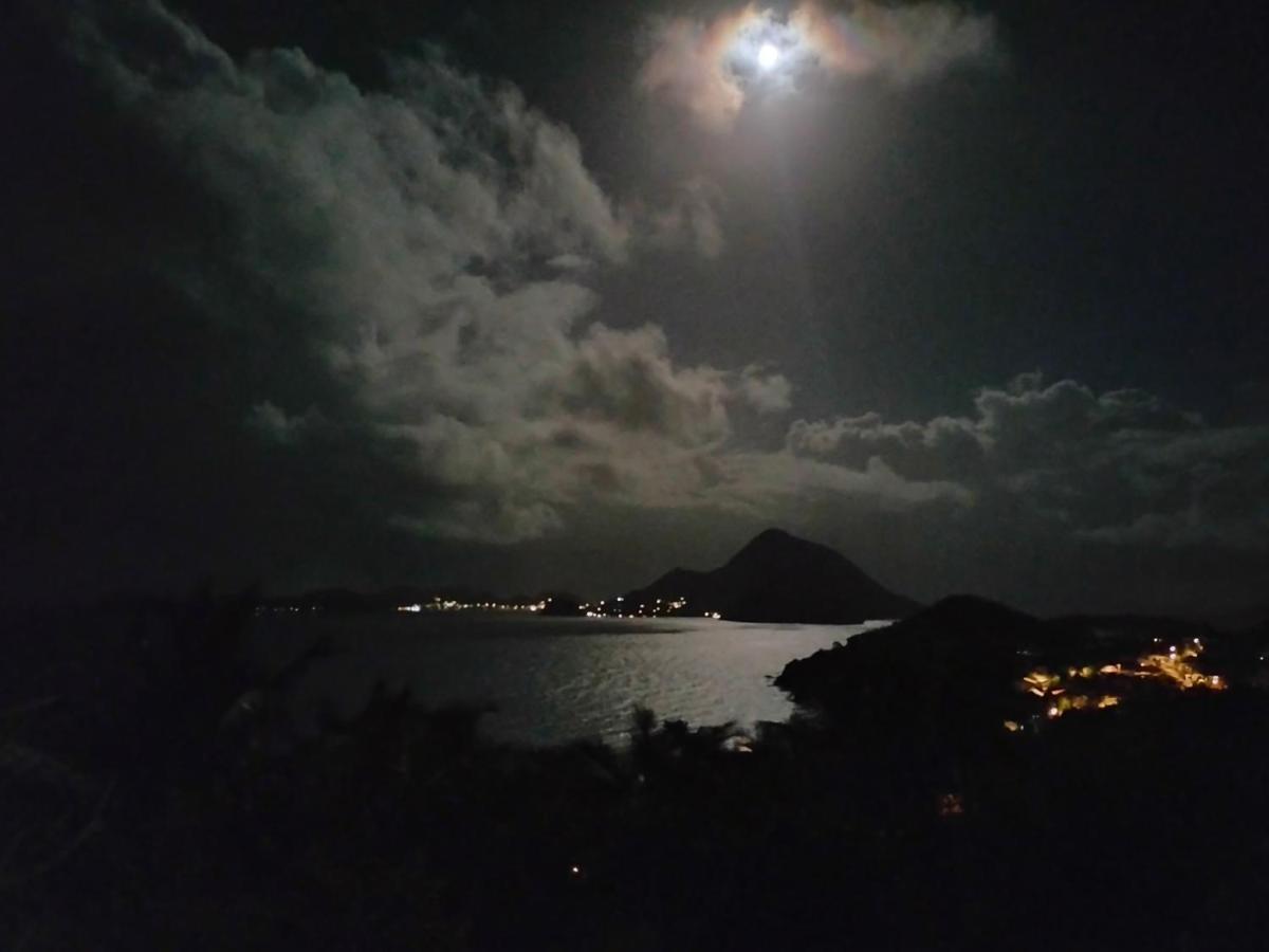 La Maison Bleue - Les Hauts De La Baie Terre-de-Bas Bagian luar foto